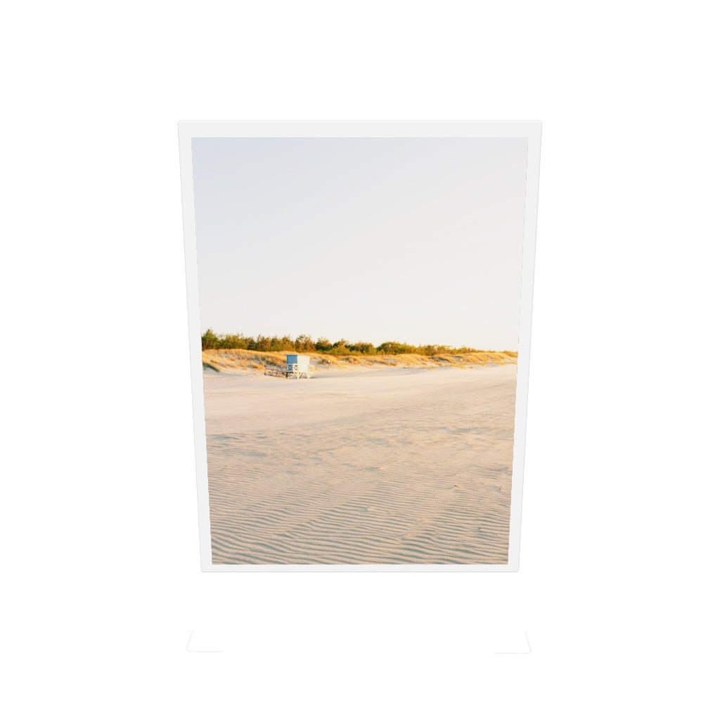 Plakat Nadmorski – Pusta Plaża i Niebieska Budka